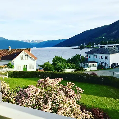 Holmen * Balestrand